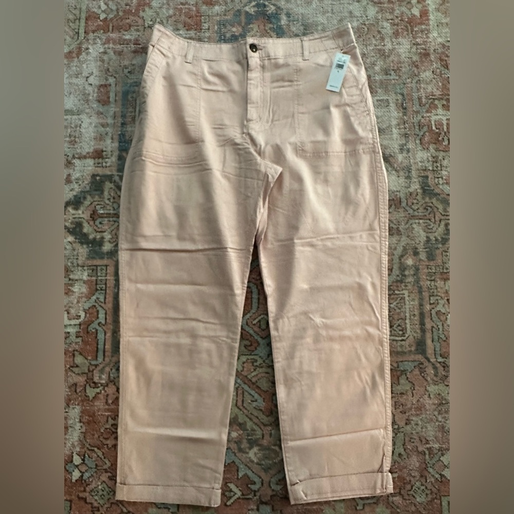 NWT!!!  🩷    Women’s Size L - Light Pink Gap Cargo Capris